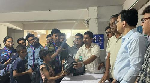 মোহাম্মদপুরে সুবিধাবঞ্চিত শিক্ষার্থীদের মাঝে শিক্ষা উপকরণ বিতরণ