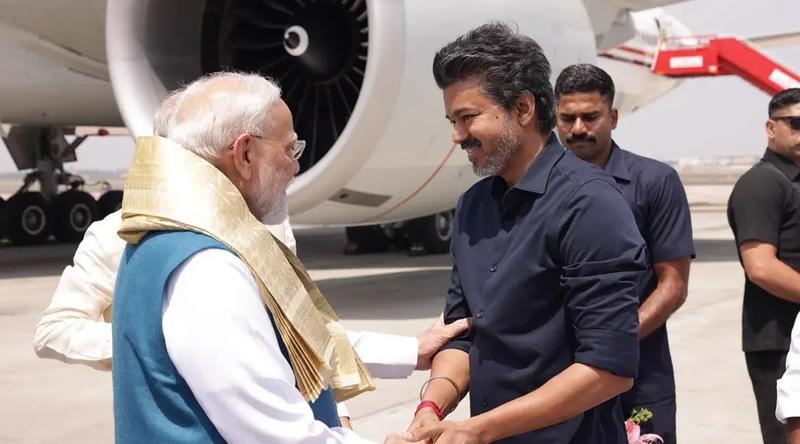 চেন্নাই বিমানবন্দরে মোদিকে স্বাগত জানালেন মুখ্যমন্ত্রী বিজয়