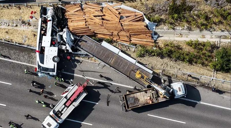 তুরস্কে পর্যটকবাহী বাস-ট্রাক সংঘর্ষে নিহত ১১, আহত ২৭