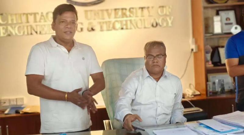 প্রশাসনিক ভবনের তালা ভেঙে নিজ কার্যালয়ে ঢুকলেন চুয়েটের নতুন ভিসি