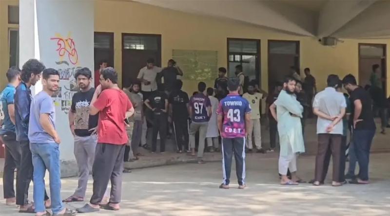 তালা ভেঙে ভিসির দপ্তরে প্রবেশ করায় উত্তপ্ত চুয়েট ক্যাম্পাস