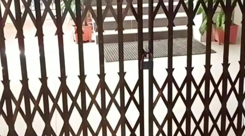 উপাচার্যকে ভেতরে রেখেই চুয়েটের ভিসি ভবনে তালা