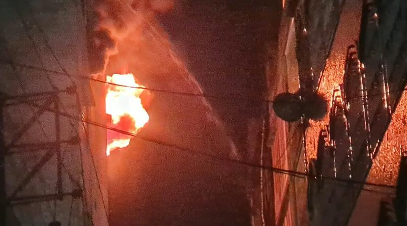 চকবাজারের আগুন ছড়িয়েছে আরেকটি ভবনে, নিয়ন্ত্রণে ৯ ইউনিট