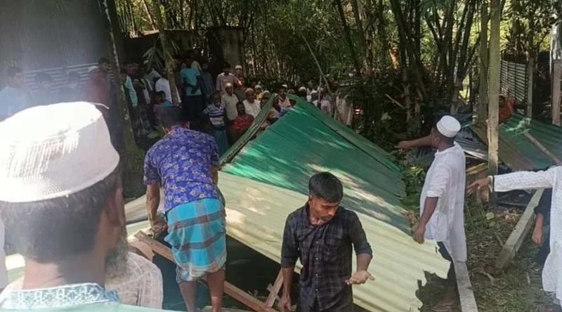 প্রতিবেশীর সঙ্গে বিরোধে রাস্তা বন্ধ, ঘর ভেঙে মরদেহ দাফন করলেন এলাকাবাসী