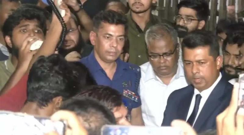 চুয়েটে না ফেরার শর্তে পুলিশি পাহারায় ক্যাম্পাস ছাড়লেন ভিসি