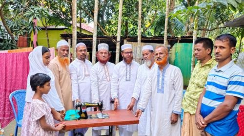 বিএনপি নেতার বিধবা স্ত্রীকে জামায়াতের সেলাই মেশিন উপহার