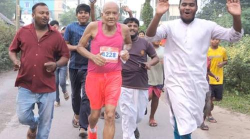 বয়স ৭৪, তবু ৪২ কিলোমিটার দৌড়ান খবির উদ্দিন