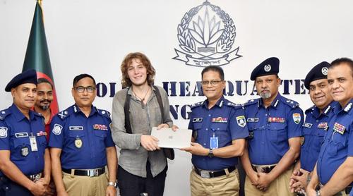 জার্মান পর্যটকের উদ্ধারকৃত ল্যাপটপ হস্তান্তর করেছে পুলিশ