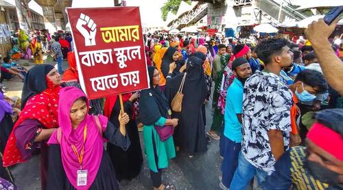 পোশাক শ্রমিকদের সড়ক অবরোধ, স্থবির বিমানবন্দর সড়ক