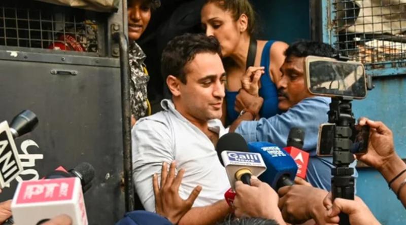 বিক্ষোভে অংশ নেয়ায় ইমরান খানকে ভারত ছাড়ার নির্দেশ
