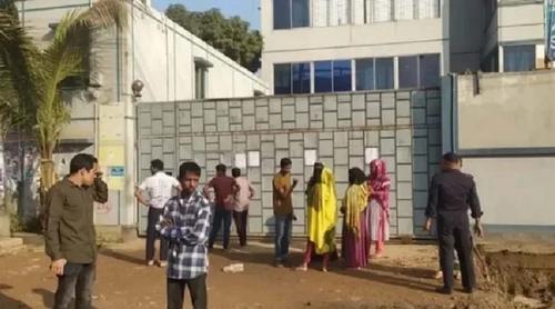 অনির্দিষ্টকালের জন্য উত্তরার ৫ পোশাক কারখানা বন্ধ ঘোষণা