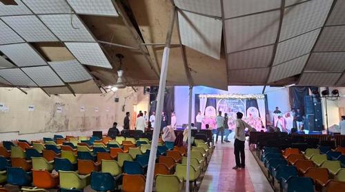 ভিক্টোরিয়ার জিয়া অডিটোরিয়ামের সিলিং আটকানো বাঁশের খুঁটিতে