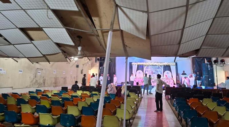 ভিক্টোরিয়ার জিয়া অডিটোরিয়ামের সিলিং আটকানো বাঁশের খুঁটিতে