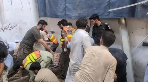 পাকিস্তানে স্কুলের ছাদ ধসে নিহতের সংখ্যা বেড়ে ৩৪