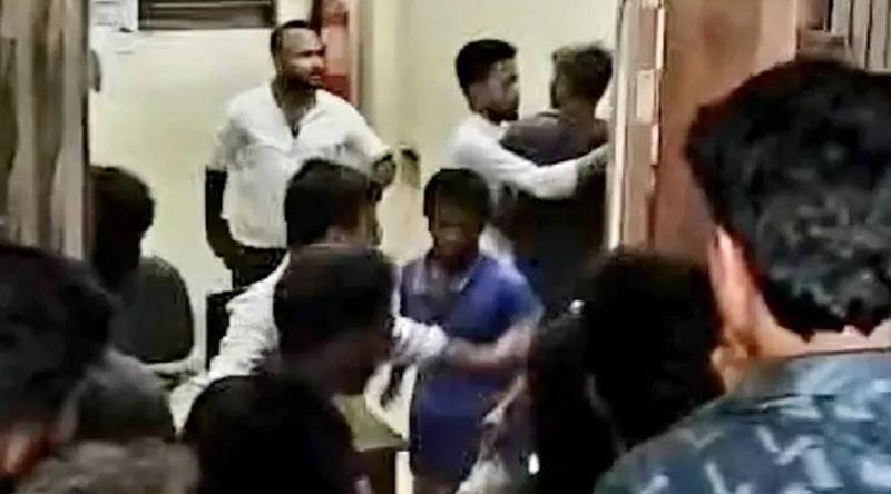 টিকিট দেখতে চাওয়ায় ব্রাহ্মণবাড়িয়া স্টেশনে স্টেশনমাস্টার-টিসিকে মারধর
