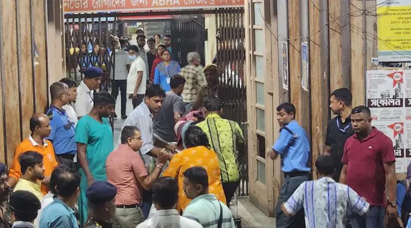 কলকাতায় দুর্গাপূজার প্যান্ডেলে পদদলিত হয়ে ১৭ জন নিহত