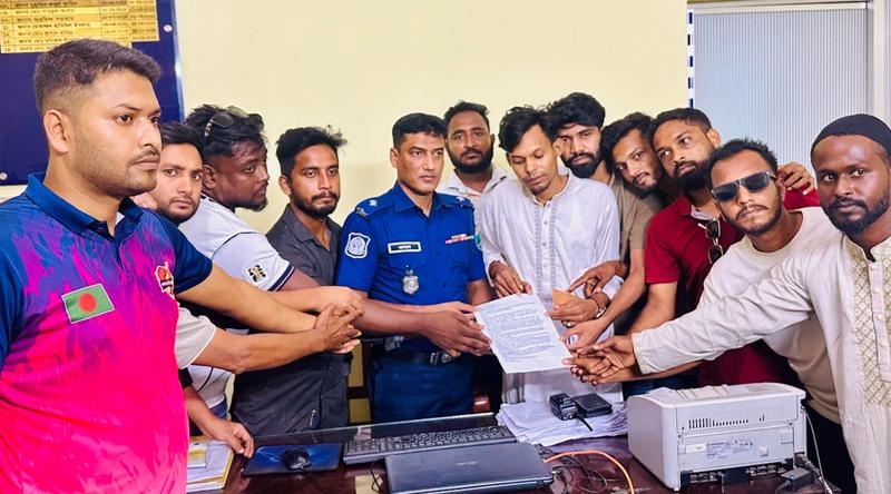 আমির হামজার মাহফিলে রাজনৈতিক বক্তব্য বন্ধে প্রশাসনকে স্মারকলিপি