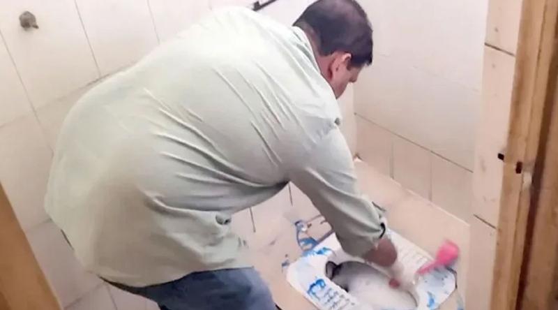 হাসপাতালের টয়লেট নিজ হাতে পরিষ্কার করলেন এমপি খোকন
