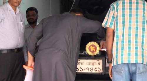 গাড়ি থেকে নিজ হাতে সরকারি লোগো খুললেন ইশরাক
