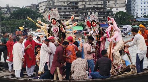 প্রতিমা বিসর্জনের মধ্য দিয়ে শেষ হচ্ছে শারদীয় দুর্গোৎসব