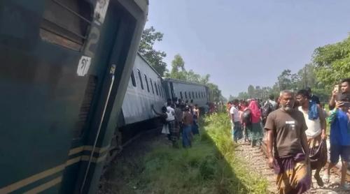 লাকসামে কর্ণফুলি এক্সপ্রেস লাইনচ্যুত, চট্টগ্রাম-ঢাকা রেল যোগাযোগ বন্ধ
