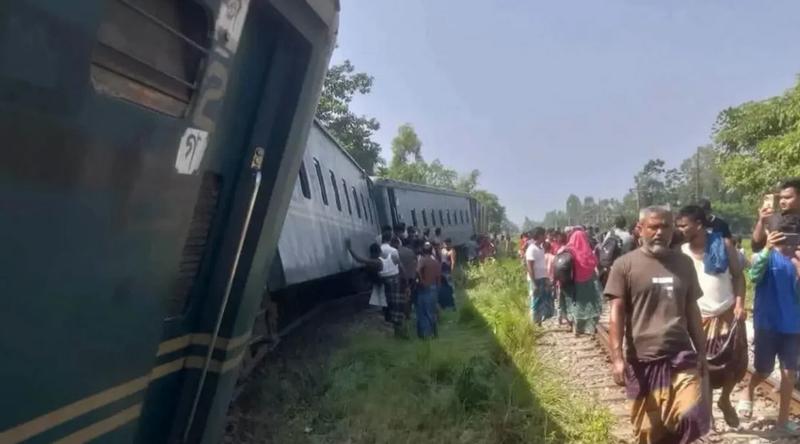 লাকসামে কর্ণফুলি এক্সপ্রেস লাইনচ্যুত, চট্টগ্রাম-ঢাকা রেল যোগাযোগ বন্ধ