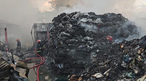 শ্রীপুরে আগুনে পুড়ল মসজিদ, ঝুটের গুদামসহ একাধিক দোকান