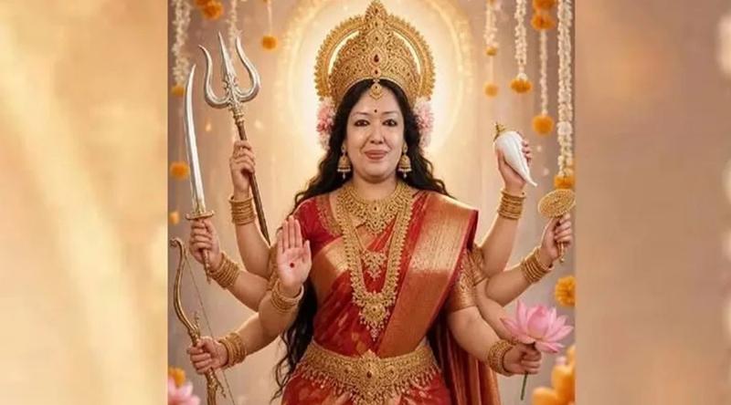 দেবী দুর্গার সাজে এবার রুমিন ফারহানা