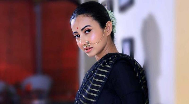দীর্ঘ ১৫ বছরের প্রেম থাকার পরও বিয়ের তাড়া নেই মনামীর!
