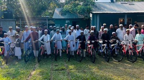 কটিয়াদীতে ৪০ দিন জামাতে নামাজ পড়ে বাইসাইকেল পেল ১৪ শিশু