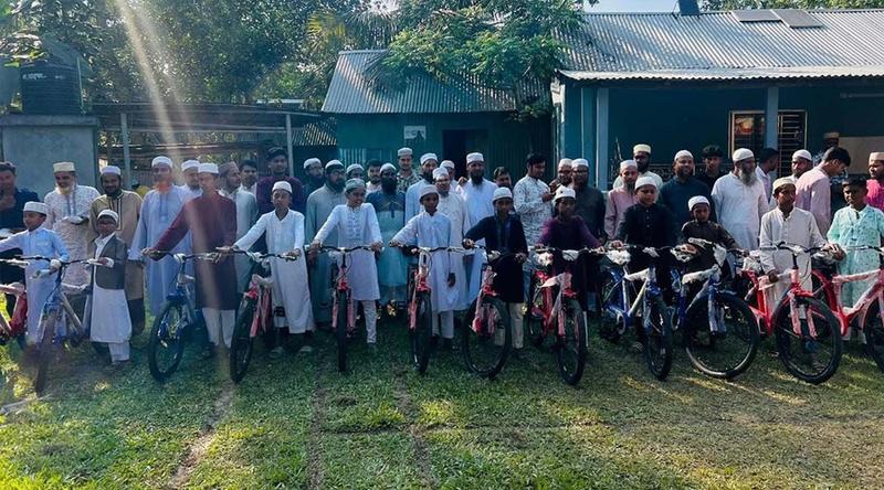 কটিয়াদীতে ৪০ দিন জামাতে নামাজ পড়ে বাইসাইকেল পেল ১৪ শিশু