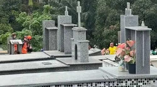 বাবার কবরের ওপর বসতেই ভেঙে পড়ল কাঠামো, প্রাণ গেল ছেলের