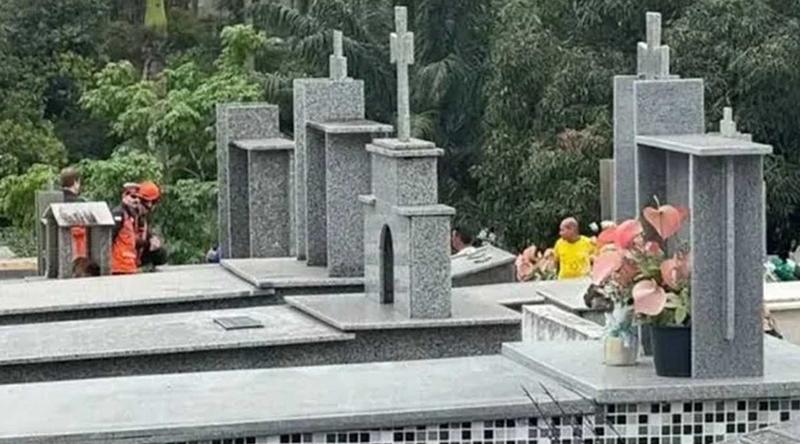 বাবার কবরের ওপর বসতেই ভেঙে পড়ল কাঠামো, প্রাণ গেল ছেলের