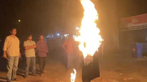 মুক্তিযোদ্ধা মানিকের দাফনে বাধা, জাবিতে সাঈদীর কুশপুত্তলিকা দাহ