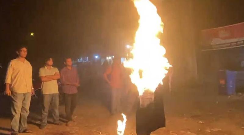মুক্তিযোদ্ধা মানিকের দাফনে বাধা, জাবিতে সাঈদীর কুশপুত্তলিকা দাহ