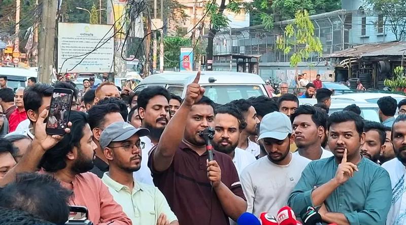 প্রধানমন্ত্রীর আশপাশের লোকজনের পকেটে সবসময় ফিরতি ফ্লাইটের টিকিট থাকে
