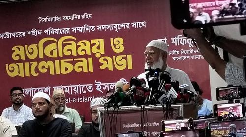সাপ নিয়ে নাড়াচাড়া করবেন না, সেই সাপই ছোবল দিয়ে মেরে ফেলবে