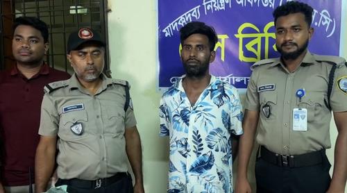 নাটোরে যাত্রীবাহী বাসে তল্লাশি: ১৭ হাজার ৭০০ পিস ইয়াবাসহ আটক ১