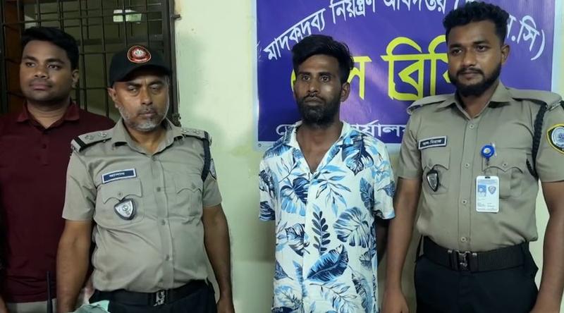 নাটোরে যাত্রীবাহী বাসে তল্লাশি: ১৭ হাজার ৭০০ পিস ইয়াবাসহ আটক ১