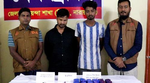 বাসের সিটে মিলল ২৩ হাজার ইয়াবা, আটক ৩