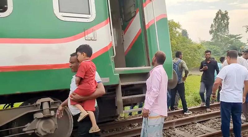 টাঙ্গাইলে ট্রেন লাইনচ্যুত, ঢাকার সঙ্গে উত্তরবঙ্গের রেল চলাচল বন্ধ