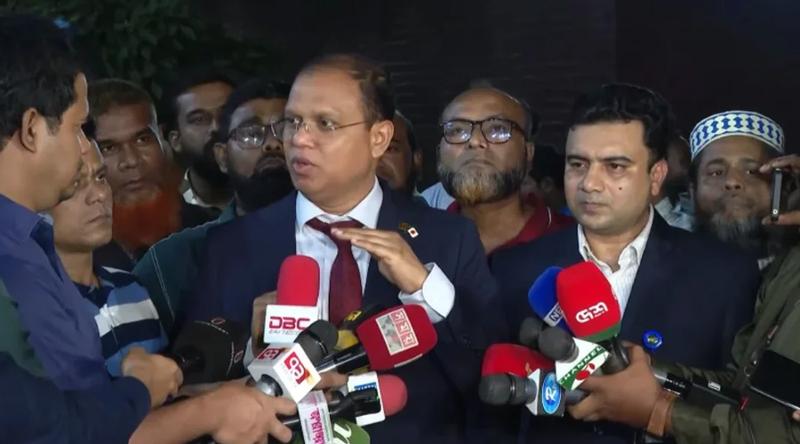 অন্য বিমানে ফেরার সুযোগ থাকলেও সফরসঙ্গীদের সঙ্গ ছাড়েননি প্রধানমন্ত্রী