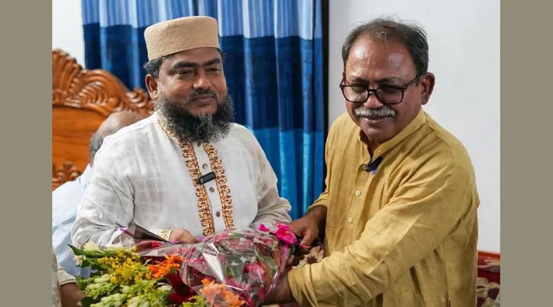 ভোটে পরাজিত জামায়াত প্রার্থীর বাসায় ফুল-মিষ্টি নিয়ে গেলেন মির্জা ফয়সল