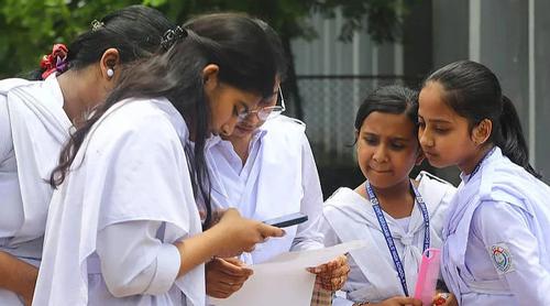 এইচএসসি ও সমমান পরীক্ষায় প্রায় অর্ধেক শিক্ষার্থীই ফেল