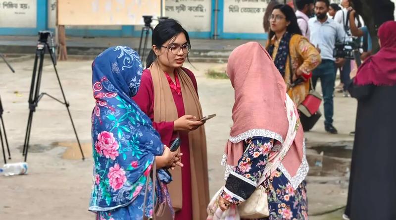 পাসের হারে মেয়েরা এগিয়ে থাকলেও জিপিএ-৫ বেশি ছেলেদের