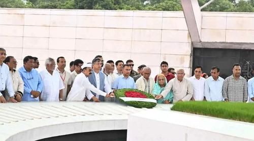 শহীদ জিয়াউর রহমান ও খালেদা জিয়ার সমাধিতে তারেক রহমানের শ্রদ্ধা