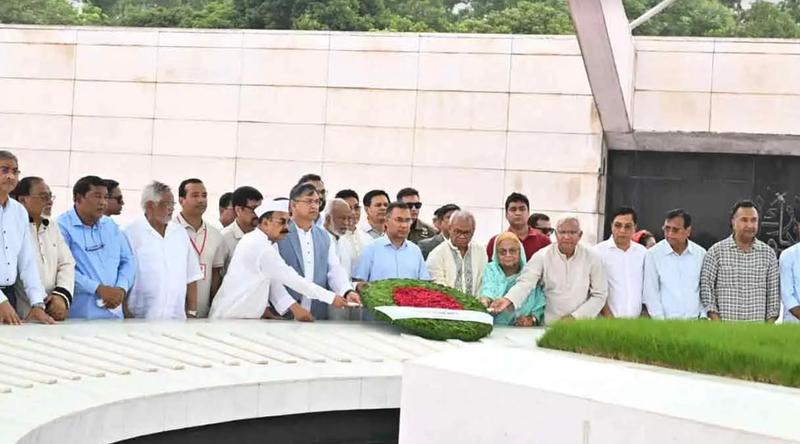 শহীদ জিয়াউর রহমান ও খালেদা জিয়ার সমাধিতে তারেক রহমানের শ্রদ্ধা