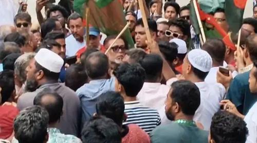 বিএনপির র‍্যালিতে লাইনে আগে দাঁড়ানো নিয়ে হাতাহাতি