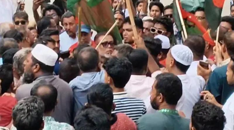 বিএনপির র‍্যালিতে লাইনে আগে দাঁড়ানো নিয়ে হাতাহাতি