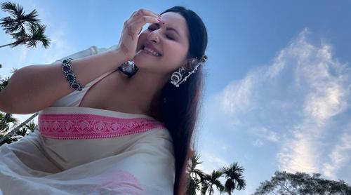 গোলাপি পাড়ের সাদা শাড়িতে মুগ্ধতা ছড়ালেন পরীমনি